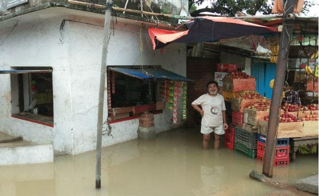 बड़कागांव में 36 घंटे की बारिश से जनजीवन अस्त-व्यस्त, आर्थिक संकट से जूझ रहे मजदूर