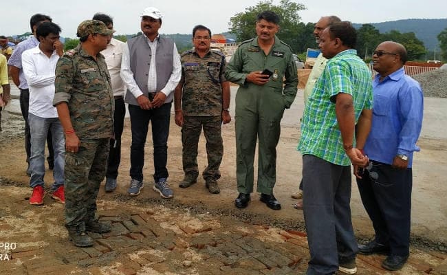 राष्ट्रपति के आगमन की तैयारी : तीन हेलीकॉप्टर बिशुनपुर में उतरेगा, एयरफोर्स के अधिकारी ने लिया जायजा