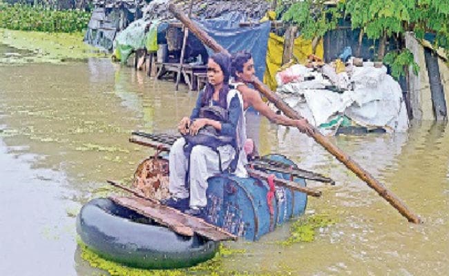 बिहार : 36 घंटे से गंगा स्थिर, बाढ़ ने बेघर किया, अब बारिश से तंबू में दुबके पीड़ित