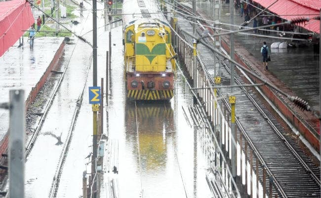 बारिश ने रोकी रेल की रफ्तार, कई ट्रेनें रद्द, कई शार्ट टर्मिनेट और कई ट्रेनें डायवर्ट ...पढ़ें