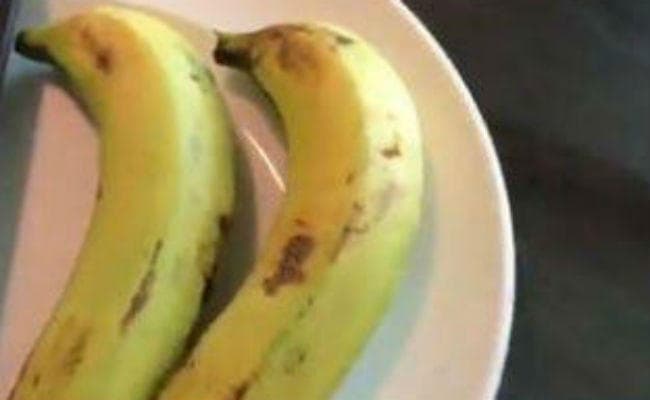 लुटेरे ने निगल ली सोने की चेन, पुलिस परेशान, खिला रहे हैं केला