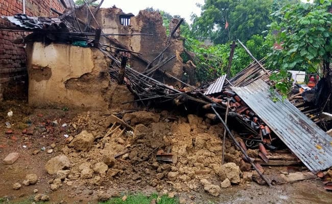कोडरमा में भारी बारिश से नदियां उफान पर, युवक बहा, पुल धंसा, घरों में घुसा पानी, रेल-सड़क मार्ग बाधित