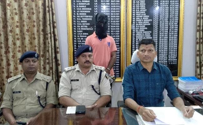 दुमका बस डकैती कांड का मुख्य अभियुक्त रॉकी सिंह उर्फ राजेश रोशन गिरफ्तार, जेल भेजा गया