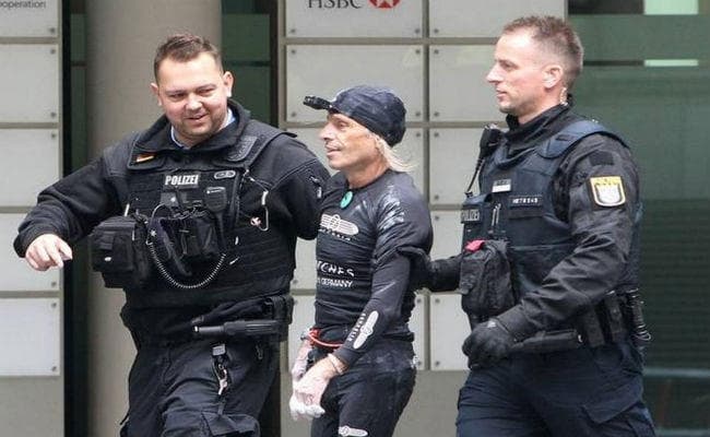 फ्रैंकफर्ट स्काईपर पर चढ़ने के बाद फ्रांसीसी स्पाइडरमैन गिरफ्तार