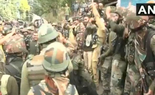 श्रीनगर में आतंकवादियों ने सुरक्षा बलों पर ग्रेनेड फेंका, कोई घायल नहीं