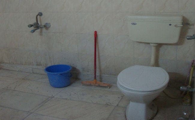 टॉयलेट की सफाई को लेकर पॉलीटेक्निक छात्राओं ने किया हंगामा