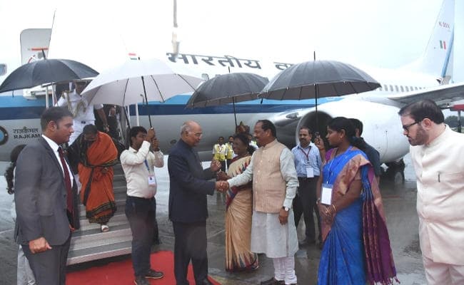 राष्ट्रपति रामनाथ कोविंद का रांची में राज्यपाल और मुख्यमंत्री ने किया स्वागत, कल गुमला जायेंगे