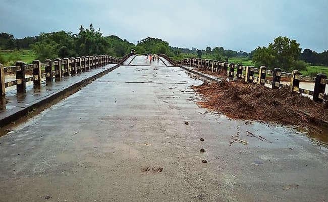 झारखंड में बारिश का कहर: घर गिरे, पुल-पुलिया ध्वस्त, गांव बने टापू, ट्रेनों का परिचालन बाधित