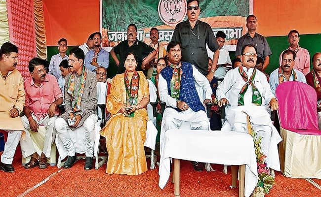 मंच के पास गिरा ठनका, पंखा जला अर्जुन मुंडा समेत कई वरीय नेता बचे