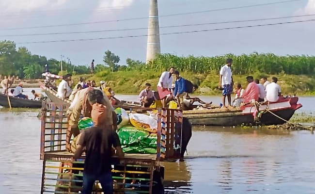 सड़क व नाला लबालब, कहीं गिरी दीवार, तो कहीं पोल