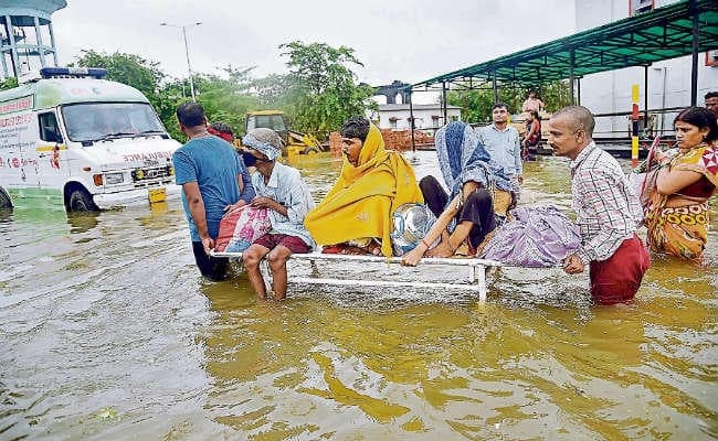 बिहार में बारिश के कहर से हाहाकारः  जन जीवन अस्त-व्यस्त, स्कूल-कॉलेज बंद, परीक्षाएं स्थगित,  ट्रेनों की थमी रफ्तार