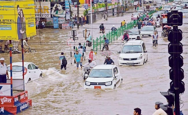 पानी पानी हुआ बिहार, पटना में रात भर की बारिश में सड़के बनी तालाब, लोगों का जीना हुआ मुहाल