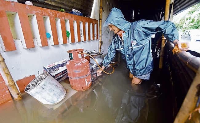 घर में घुसा पानी, बाढ़ जैसी स्थिति से शहरवासी परेशान