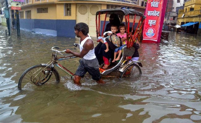 यूपी में मुसीबत बनी बारिश : बलिया में पटरी धंसी, यातायात ठप