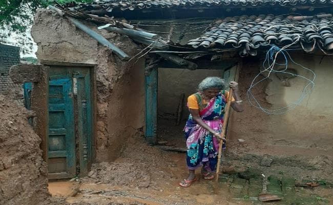 मरकच्चो में मिट्टी के कई घर गिरे, बाल-बाल बचे लोग, जामू जाने वाली सड़क टूटी