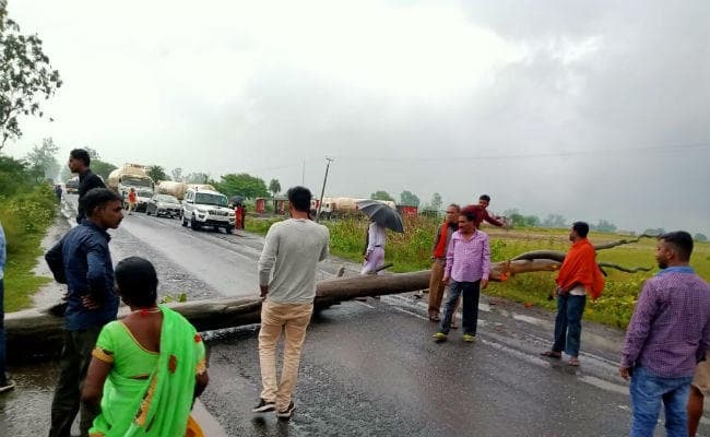 चंदवारा : बारिश से साईं होटल ध्वस्त, मलबे में दबे दो मजदूर बुरी तरह घायल