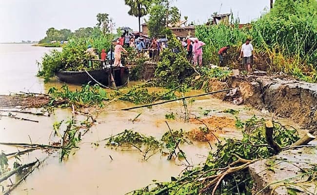 जमींदारी तटबंध के दोनों ओर हो रहा भीषण कटाव, भूख से बिलबिला रहे बाढ़ पीड़ित