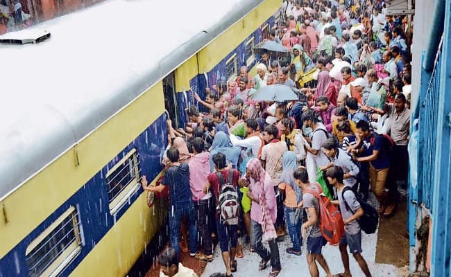 भारी बारिश के कारण शहर छोड़ने लगे स्टूडेंट्स, घर लौटे