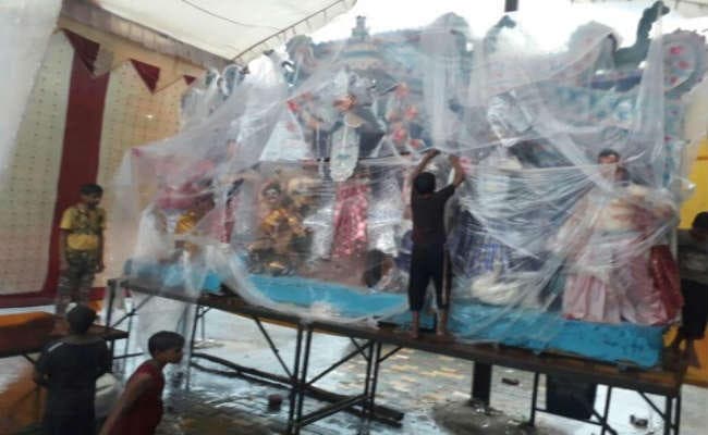 पानी पानी हुआ बंगाल, धुल गई पूजा पंडालों की सजावट, जल बन गया जी का जंजाल