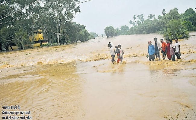बिहार में चार नदियों के बांध टूटे, कई गांवों का संपर्क भंग
