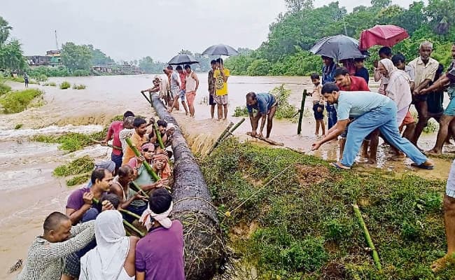 संकट की घड़ी : प्रखंडों में कई नदियां उफान पर, 72 घर गिरे, तटबंध टूटे
