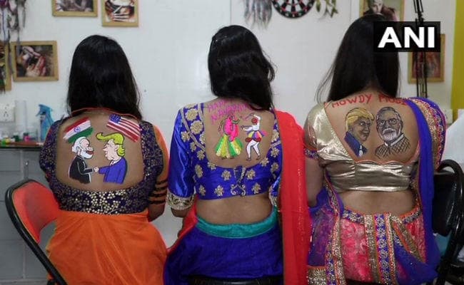 नवरात्रि: हेलमेट पहन युवक-युवतियों ने किया गरबा तो कार्टूनों में दिखी मोदी-ट्रंप की दोस्ती, देखें वीडियो