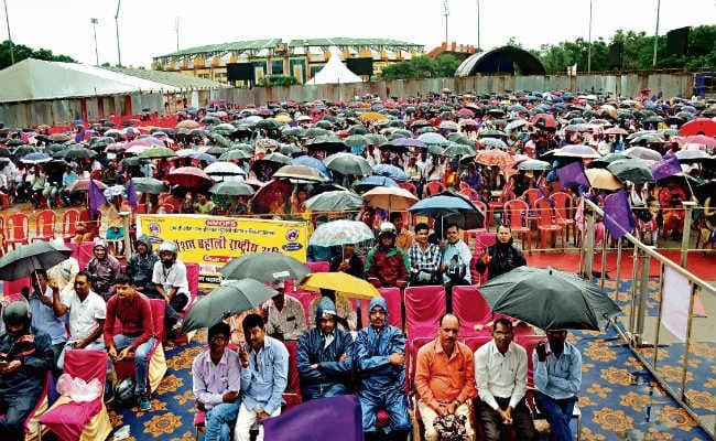 पेंशन पर संघर्ष :बारिश के बीच की सभा, फिर सीएम आवास घेरने निकले, बीच रास्ते में ही पुलिस ने रोका