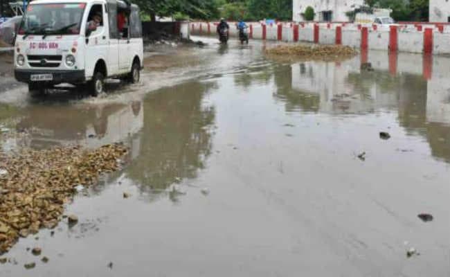 रेलवे कॉलोनी में जलजमाव से लोग त्रस्त, सप्तक्रांति को रोक कर किया हंगामा