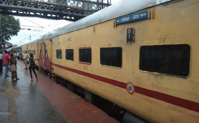 बिहार में भारी बारिश का कहर: दो प्रमुख रेलखंडों पर ट्रेनों की रफ्तार पर ब्रेक, हजारों यात्री परेशान