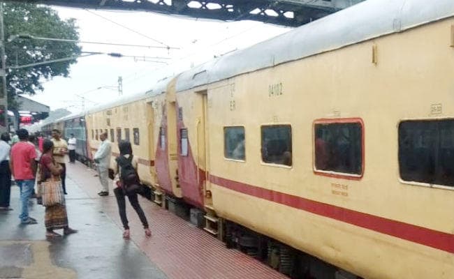 निर्धारित रूट पटना जंक्शन से होकर गुजरने लगीं ट्रेनें, बारिश के कारण रूट डायवर्ट कर चलायी जा रही थी ट्रेनें