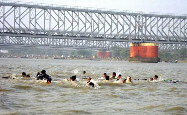 पश्चिम बंगाल : रूपनारायण नदी में नौका डूबी, एक की मौत, 10 लापता