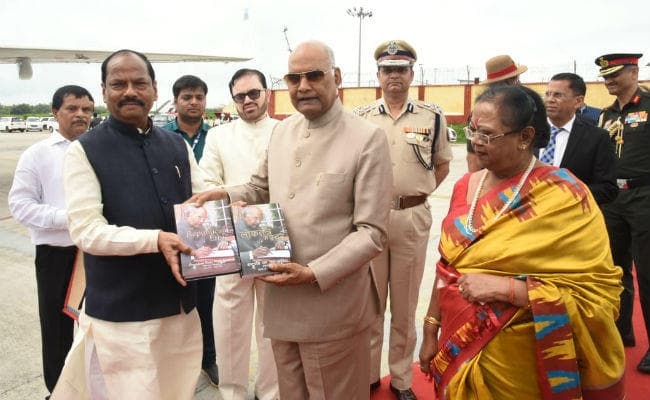 राष्ट्रपति रामनाथ कोविंद ने मुख्यमंत्री रघुवर को भेंट की ''लोकतंत्र के स्वर'' पुस्तक