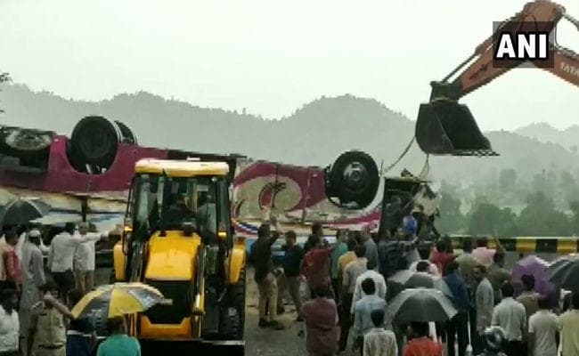 गुजरात में बस दुर्घटनाग्रस्त, 21 लोगों की मौत; PM मोदी दुख जताया