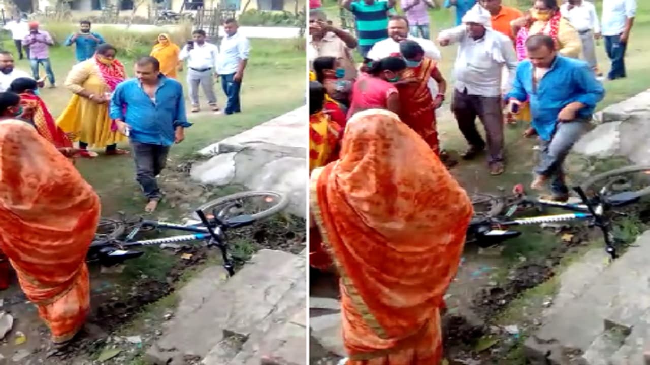 Bihar News: महिला विकास मित्रों ने आइटी सहायक को दौड़ा-दौड़ा कर पीटा, लगाया अभद्र टिप्पणी करने का आरोप