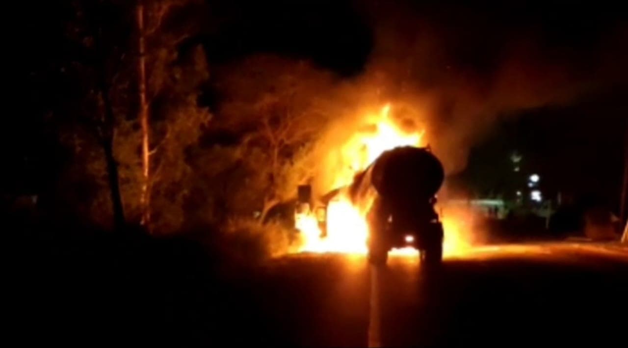 अलीगढ़ में गैंस टैंकर और ट्रक की भिड़ंत, दोनों गाड़ियों में  लगी भीषण आग, हादसे में दो लोग जिंदा जले