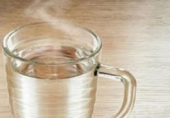 Health Tips: अच्छी सेहत के लिए गर्म पानी किसी मेडिसीन से कम नहीं, फायदे जानकर चौंक जाएंगे आप