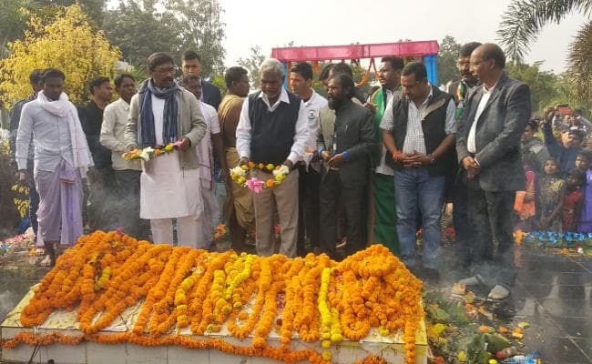 झारखंड के मुख्यमंत्री हेमंत सोरेन ने खरसावां में शहीदों को दी श्रद्धांजलि, अर्जुन मुंडा व अन्य विधायक भी पहुंचे