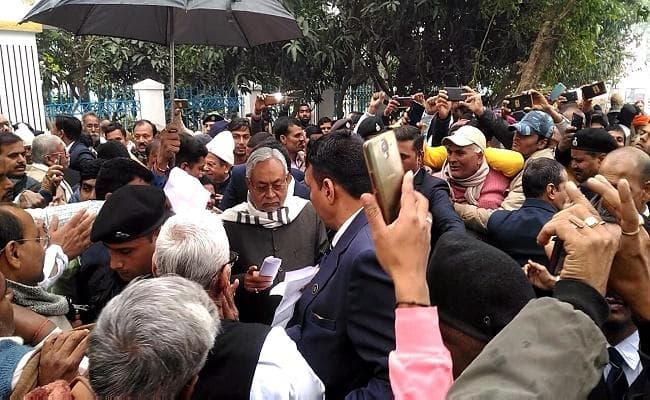 नववर्ष पर कल्याण बिगहा पहुंचे नीतीश कुमार, ग्रामीणों व समर्थकों ने नये साल पर सीएम को दी शुभकामना