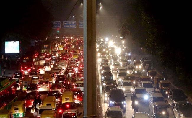 नये साल के जश्न के कारण दिल्ली में यातायात जाम, पांच मेट्रो स्टेशनों के प्रवेश व निकास द्वार बंद