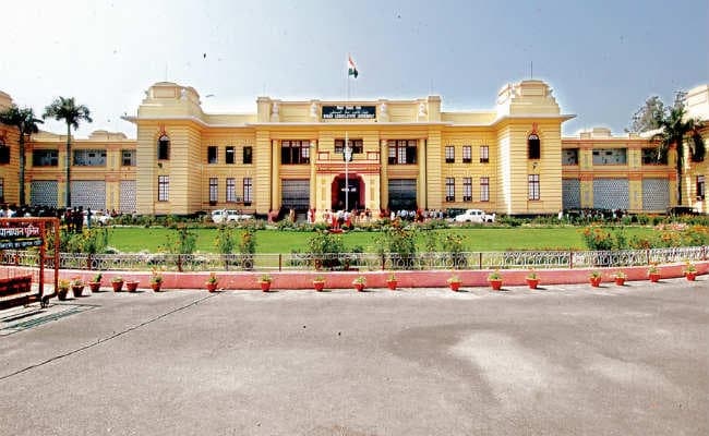 बधाई संदेश देकर संपर्क साध रहे प्रत्याशी