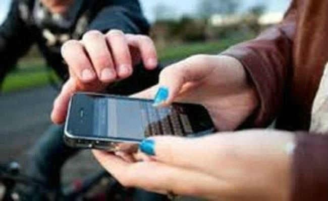 फोन छीन कर भाग रहा आरोपी पकड़ाया, छह मोबाइल भी मिले