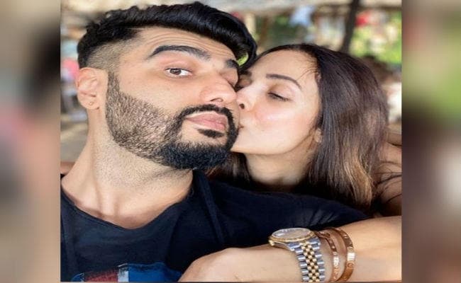 मलाइका ने शेयर की अर्जुन संग रोमांटिक फोटो, एक्‍टर की चाची ने किया ऐसे रिएक्‍ट