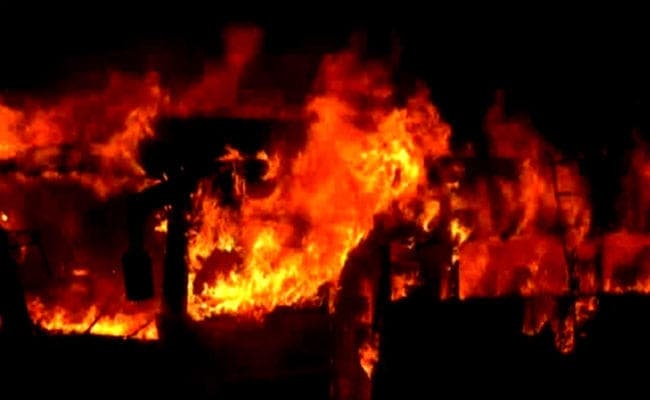 दिल्ली: कारखाने में लगी भीषण आग, बचाव अभियान के दौरान भी धमाका, कई लोग फंसे