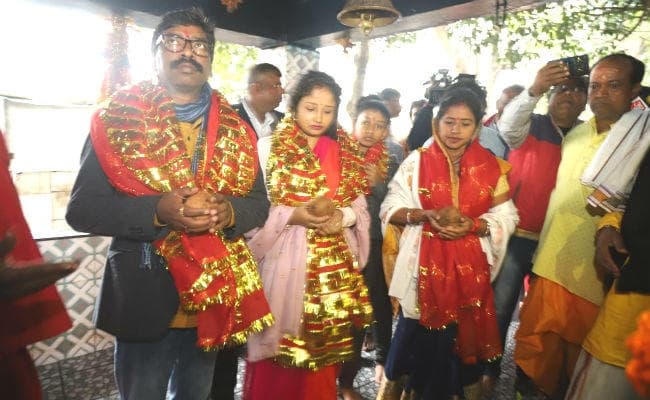 मुख्यमंत्री हेमंत सोरेन ने सपरिवार रजरप्पा मंदिर में की पूजा-अर्चना, राज्‍यवासियों के लिए मांगी समृद्धि