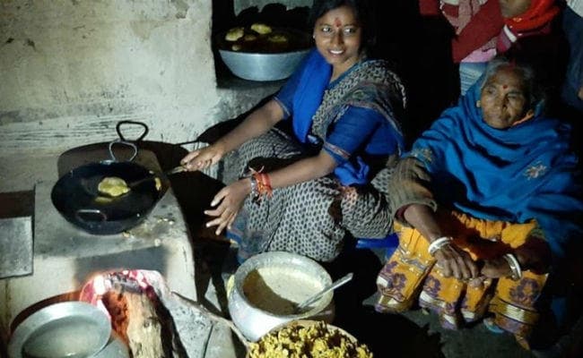 अपने गांव में आज भी मिट्टी के चूल्हे पर खाना बनाती हैं विधायक अंबा प्रसाद