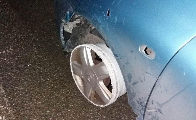 OMG: टल्ली होकर बिना टायर की कार लेकर निकल पड़ा शख्स, पुलिस ने पकड़ा तो...