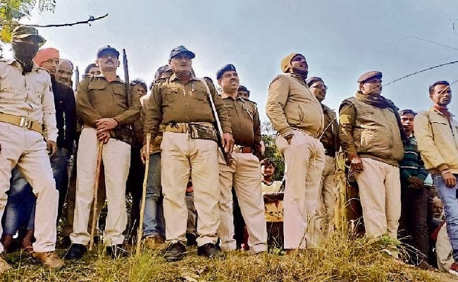 असंवेदनशीलता : हत्या कर फेंके गये शव को बांस से एक दूसरे के क्षेत्र में धकेलती रही पुलिस