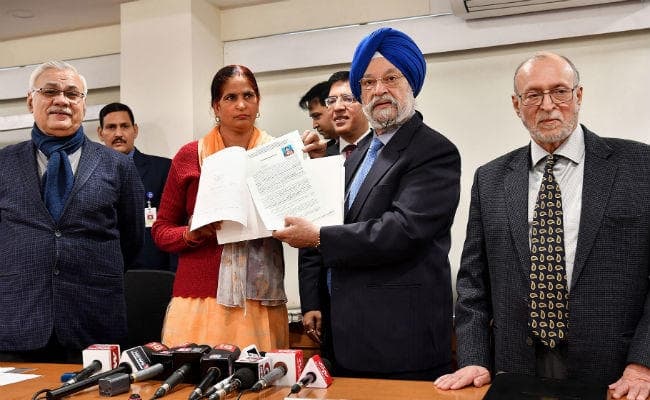 चुनाव से पहले केंद्र ने बांटे दिल्ली की अनधिकृत कॉलोनियों में संपत्ति के मालिकाना हक के प्रमाणपत्र