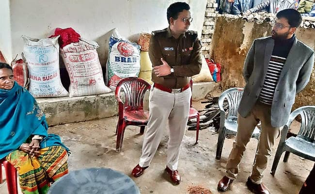 चान्हो : शहीद की मां से मिले डीसी व एसएसपी पूछा- प्रशासन से क्या मदद चाहती हैं