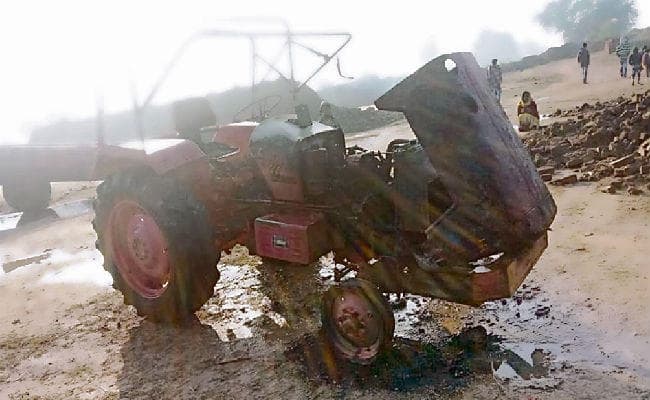 औरंगाबाद : नक्सलियों ने बाइक, ट्रैक्टर व आरा मशीन फूंकी